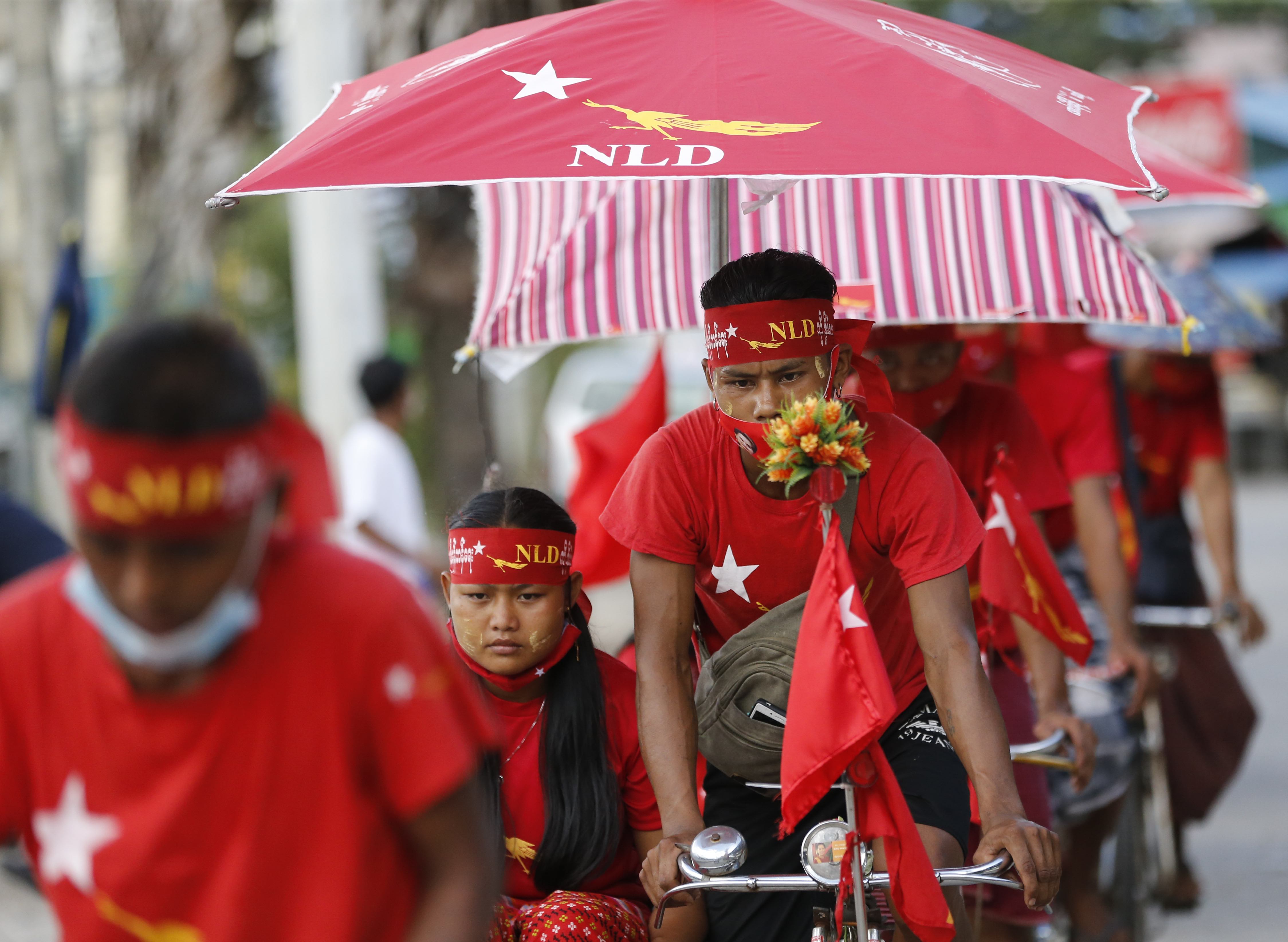 Trishaw drivers participate in an NLD election campaign rally in Yangon amid a surge of the COVID-19 virus, September 2020 (Photo: EPA-EFE/LYNN BO BO)